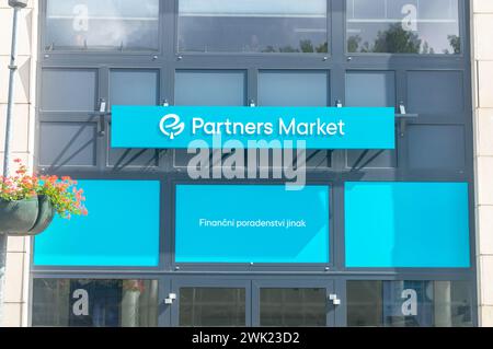 Teplice, Tschechische Republik - 16. Juli 2023: Logo und Zeichen des Partnermarktes. Stockfoto