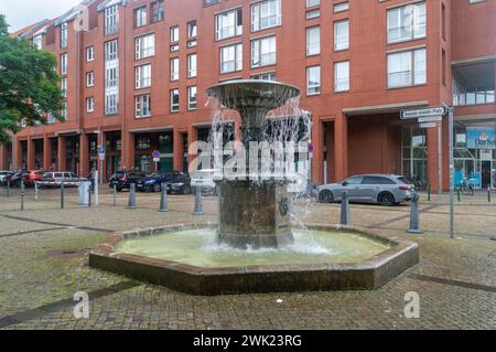 Hannover, Deutschland - 29. Juli 2023: Palastbrunnen am Hannah-Arendt-Platz. Stockfoto