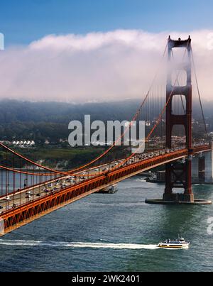 Ein Schiff, das unter der berühmten Golden Gate Bridge in San Francisco, Kalifornien, segelt. Stockfoto