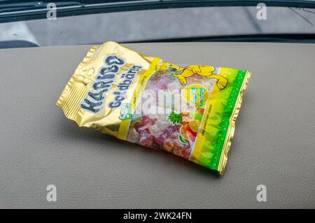 Freiburg im Breisgau, Deutschland - 31. Juli 2023: Packung Haribo Goldbaren saure Gummibonbons. Stockfoto