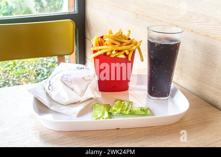 Assevillers, Frankreich - 5. August 2023: McDonald's Menü mit Grand Big Mac, Pommes Frites, Coca-Cola. Pommes Frites und Coca-Cola in ökologisch wiederverwendbarer pla Stockfoto