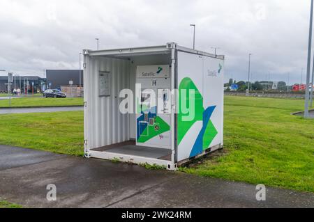 Saint-Ghislain, Belgien - 6. August 2023: Satellic Viapass verkauft automatische Box in Belgien. Stockfoto