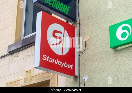 Saint-Ghislain, Belgien - 6. August 2023: Logo und Zeichen von Stanleybet. Stockfoto