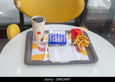 Saint-Ghislain, Belgien - 6. August 2023: McDonald's Royal o Fish Burger, Coca-Cola und Pommes frites. Stockfoto