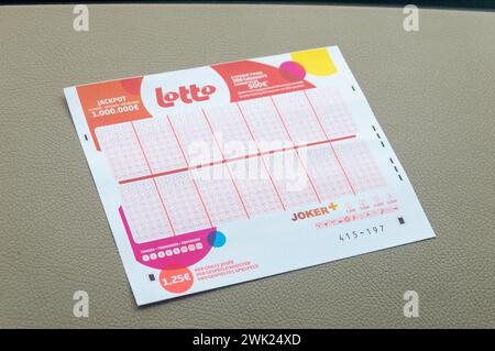 Saint-Ghislain, Belgien - 6. August 2023: Lotto-Lotto-Ticket für Belgien. Stockfoto