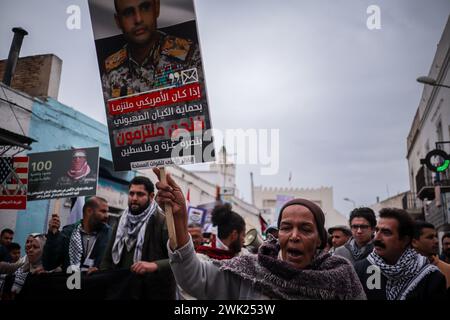 17. Februar 2024: Tunis, Tunesien. 17. Februar 2024. Demonstranten nehmen an einer großen Demonstration entlang der Habib Bourguiba Avenue in Tunis Teil, um gegen den andauernden israelischen Krieg gegen Gaza zu protestieren. Die Teilnehmer schwenkten die palästinensische Flagge und verlangten einen sofortigen Waffenstillstand im verwüsteten Gazastreifen. Während des marsches verbrannten einige Demonstranten die israelische Flagge (Credit Image: © Hasan mrad/IMAGESLIVE via ZUMA Press Wire) NUR REDAKTIONELLE VERWENDUNG! Nicht für kommerzielle ZWECKE! Stockfoto