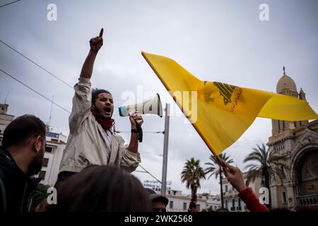 17. Februar 2024: Tunis, Tunesien. 17. Februar 2024. Demonstranten nehmen an einer großen Demonstration entlang der Habib Bourguiba Avenue in Tunis Teil, um gegen den andauernden israelischen Krieg gegen Gaza zu protestieren. Die Teilnehmer schwenkten die palästinensische Flagge und verlangten einen sofortigen Waffenstillstand im verwüsteten Gazastreifen. Während des marsches verbrannten einige Demonstranten die israelische Flagge (Credit Image: © Hasan mrad/IMAGESLIVE via ZUMA Press Wire) NUR REDAKTIONELLE VERWENDUNG! Nicht für kommerzielle ZWECKE! Stockfoto