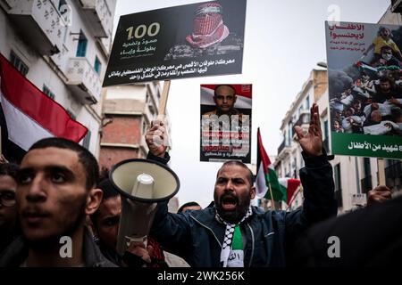 17. Februar 2024: Tunis, Tunesien. 17. Februar 2024. Demonstranten nehmen an einer großen Demonstration entlang der Habib Bourguiba Avenue in Tunis Teil, um gegen den andauernden israelischen Krieg gegen Gaza zu protestieren. Die Teilnehmer schwenkten die palästinensische Flagge und verlangten einen sofortigen Waffenstillstand im verwüsteten Gazastreifen. Während des marsches verbrannten einige Demonstranten die israelische Flagge (Credit Image: © Hasan mrad/IMAGESLIVE via ZUMA Press Wire) NUR REDAKTIONELLE VERWENDUNG! Nicht für kommerzielle ZWECKE! Stockfoto