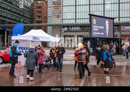 Die zweite Runde der Präsidentschaftswahlkampagne 2024, in der die Wahlkampfhelfer der konkurrierenden Kandidaten Passanten in Narinkkatori in Helsinki, Finnland, kontaktierten Stockfoto