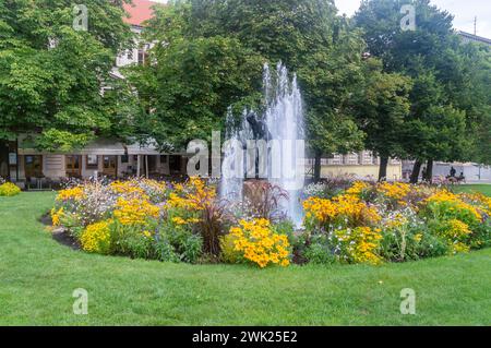 Pilsen, Tschechien - 26. August 2023: Brunnen mit Mutter-Kind-Skulptur. Stockfoto