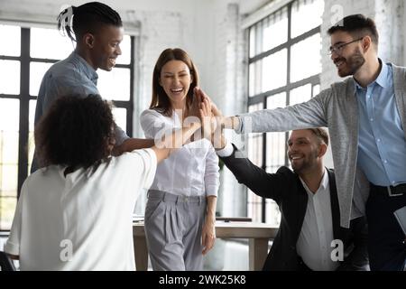 Glückliche Kollegen feiern Erfolg im modernen Büro Stockfoto
