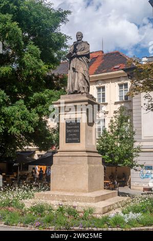 Pilsen, Tschechien - 26. August 2023: Statue von Josef Frantisek Smetana, tschechischer Mann der Buchstaben, Philanthropist und Erwecker. Stockfoto