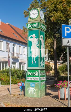 Genthin, Deutschland - 9. September 2023: Uhr mit Persil-Werbung. Stockfoto