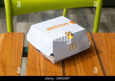 Aranda de Duero, Spanien - 16. September 2023: McDonald's Box McCrispy BBQ mit Speck. Stockfoto