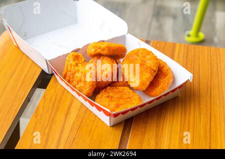 Aranda de Duero, Spanien - 16. September 2023: McDonald's Box mit McNuggets. Stockfoto