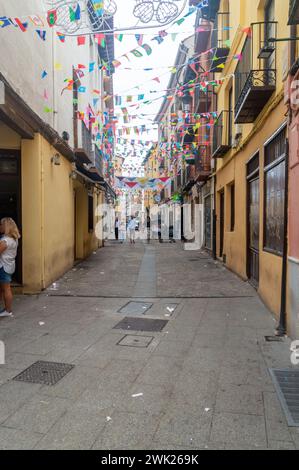 Aranda de Duero, Spanien - 16. September 2023: Fußgängerzone im Stadtzentrum von Aranda de Duero. Stockfoto