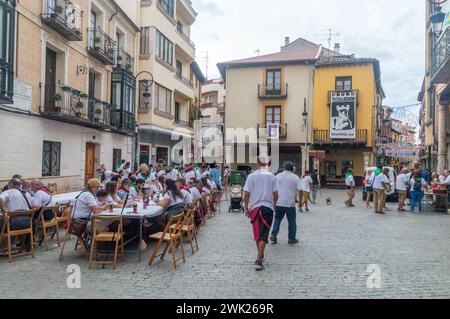 Aranda de Duero, Spanien - 16. September 2023: Blick auf das Stadtzentrum von Aranda de Duero während des Festes. Stockfoto