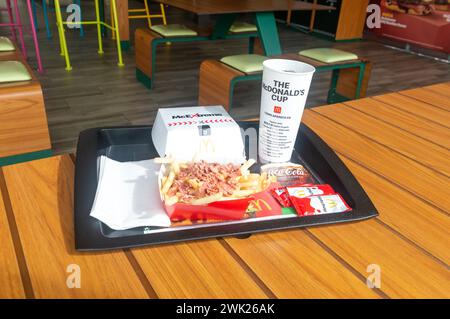 Aranda de Duero, Spanien - 17. September 2023: McDonald's McExtreme Menü mit Burger, Pommes frites mit Käse und Speck und Coca-Cola als Getränk. Stockfoto