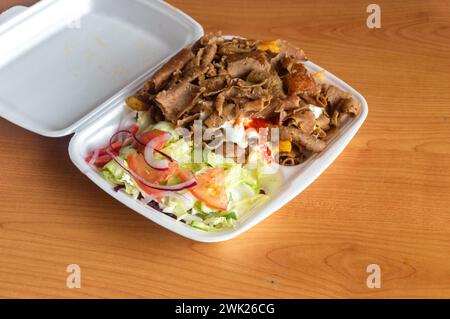 Kebab in einem Styroporschaum-Paket zum Mitnehmen. Kebab mit Rindfleisch. Stockfoto