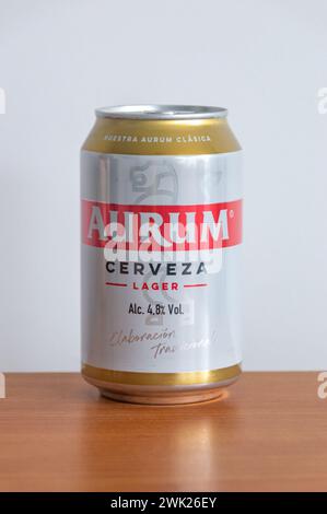 Pruszcz Gdanski, Polen - 27. September 2023: Dose Aurum Lagerbier. Stockfoto