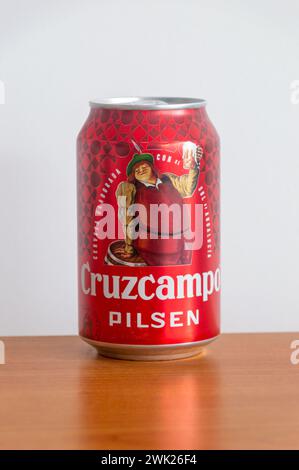 Pruszcz Gdanski, Polen - 27. September 2023: Dose Cruzcampo pilsen Bier. Stockfoto