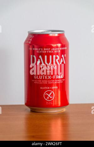 Pruszcz Gdanski, Polen - 27. September 2023: Dose des glutenfreien spanischen Daura Damm Biers. Stockfoto