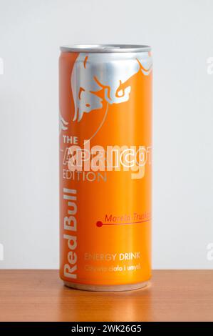 Pruszcz Gdanski, Polen - 27. September 2023: Dose von Red Bull Apricot Edition Energy Drink. Stockfoto