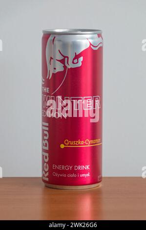 Pruszcz Gdanski, Polen - 27. September 2023: Dose of Red Bull Winter Edition Energy Drink. Stockfoto