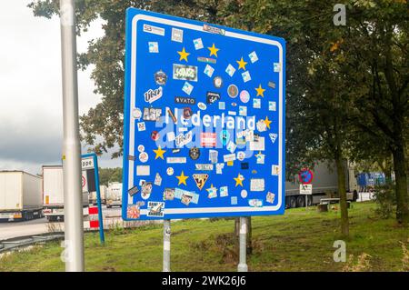 De Lutte, Nederland - 21. Oktober 2023: Grenzschild Niederlande. Stockfoto