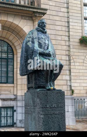 Rotterdam, Nederland - 22. Oktober 2023: Statue von Hugo Grotius, niederländischer Humanist, Diplomat, Rechtsanwalt, Theologe Jurist, Staatsmann, Dichter und Dramatiker. Stockfoto