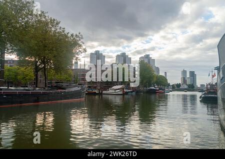 Rotterdam, Nederland - 22. Oktober 2023: Blick auf den Kanal in der Innenstadt von Rotterdam. Stockfoto