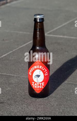 Rotterdam, Nederland - 22. Oktober 2023: Flasche Zatte Tripel Bier. Stockfoto