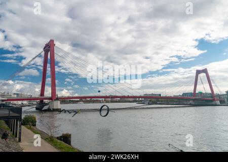 Rotterdam, Nederland - 22. Oktober 2023: Willemsbrug (Williams-Brücke) über Nieuwe Maas im Stadtzentrum von Rotterdam. Stockfoto