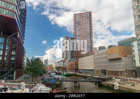 Rotterdam, Nederland - 22. Oktober 2023: Maritimes Viertel mit Casanova-Gebäude. Stockfoto