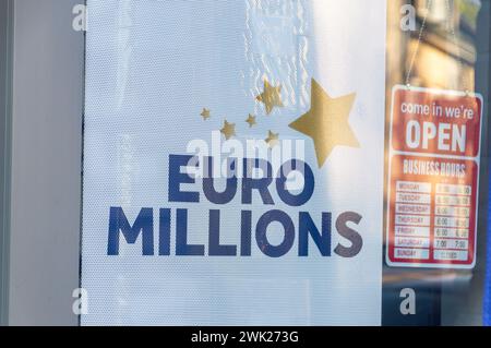 Brecht, Belgien, 10. November 2023: Logo und Zeichen der Euro Millions Lotterie. Stockfoto