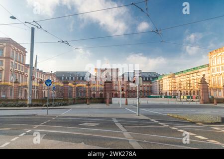 Mannheim – 17. Dezember 2023: Mannheims Barockschloss und die Universität Mannheim. Stockfoto