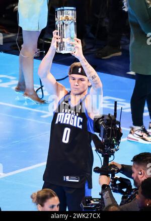 Indianapolis, USA. Februar 2024. Der Osceola Magic Guard Mac McClung feiert den Dunk-Wettbewerb während der NBA All-Star 2024 im Lucas Oil Stadium in Indianapolis, USA, am 17. Februar 2024. Quelle: Joel Lerner/Xinhua/Alamy Live News Stockfoto