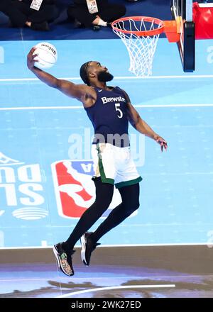 Indianapolis, USA. Februar 2024. Jaylen Brown tritt beim Dunk Contest während der NBA All-Star 2024 im Lucas Oil Stadium in Indianapolis auf 2024. Quelle: Joel Lerner/Xinhua/Alamy Live News Stockfoto