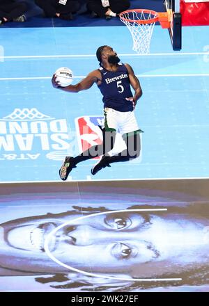 Indianapolis, USA. Februar 2024. Jaylen Brown tritt beim Dunk Contest während der NBA All-Star 2024 im Lucas Oil Stadium in Indianapolis auf 2024. Quelle: Joel Lerner/Xinhua/Alamy Live News Stockfoto