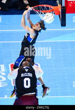 Indianapolis, USA. Februar 2024. Osceola Magic Guard Mac McClung (TOP) tritt am 17. Februar 2024 beim Dunk Contest während der NBA All-Star 2024 im Lucas Oil Stadium in Indianapolis auf. Quelle: Joel Lerner/Xinhua/Alamy Live News Stockfoto