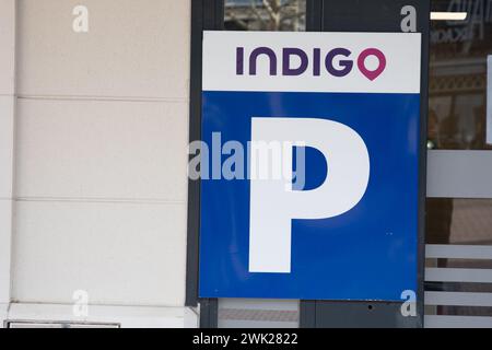 Bordeaux , Frankreich - 02 12 2024 : Indigo Parkpanel Logo Marke und Textschild Autos Parkmöglichkeiten gebührenpflichtige Tiefgarage in der Stadt Stockfoto