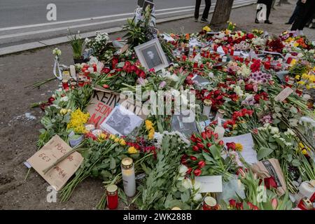 Berlin, Deutschland. Februar 2024. Blumen in einer provisorischen Gedenkstätte vor der russischen Botschaft in Berlin nach dem Tod des russischen Oppositionsführers Alexej Nawalny. (Foto: Nicholas Müller/SOPA Images/SIPA USA) Credit: SIPA USA/Alamy Live News Stockfoto