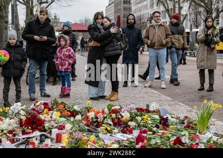 Berlin, Deutschland. Februar 2024. Frauen trauern um eine provisorische Gedenkstätte vor der russischen Botschaft in Berlin nach dem Tod des russischen Oppositionsführers Alexej Nawalny. (Foto: Nicholas Müller/SOPA Images/SIPA USA) Credit: SIPA USA/Alamy Live News Stockfoto