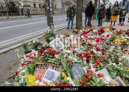 Berlin, Deutschland. Februar 2024. Blumen in einer provisorischen Gedenkstätte vor der russischen Botschaft in Berlin nach dem Tod des russischen Oppositionsführers Alexej Nawalny. (Foto: Nicholas Müller/SOPA Images/SIPA USA) Credit: SIPA USA/Alamy Live News Stockfoto