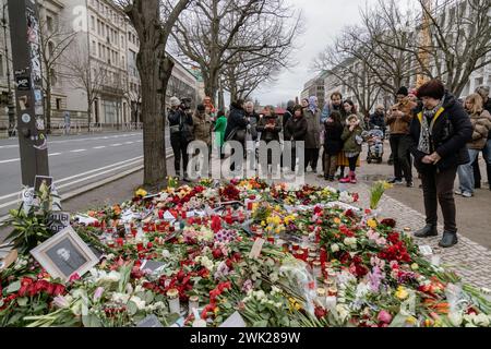 Berlin, Deutschland. Februar 2024. Eine Frau steht vor einer provisorischen Gedenkstätte vor der russischen Botschaft in Berlin nach dem Tod des russischen Oppositionsführers Alexej Nawalny. Quelle: SOPA Images Limited/Alamy Live News Stockfoto