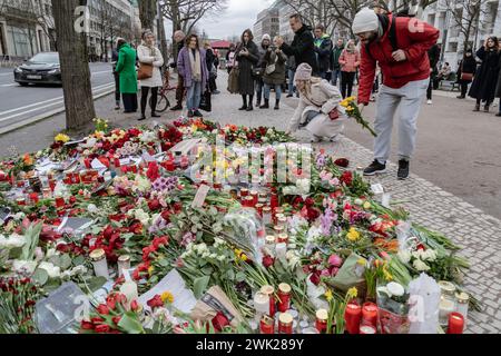 Berlin, Deutschland. Februar 2024. Nach dem Tod des russischen Oppositionsführers Alexej Nawalny werden Blumen in einer provisorischen Gedenkstätte vor der russischen Botschaft in Berlin platziert. (Foto: Nicholas Müller/SOPA Images/SIPA USA) Credit: SIPA USA/Alamy Live News Stockfoto