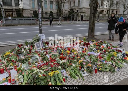 Berlin, Deutschland. Februar 2024. Blumen in einer provisorischen Gedenkstätte vor der russischen Botschaft in Berlin nach dem Tod des russischen Oppositionsführers Alexej Nawalny. (Foto: Nicholas Müller/SOPA Images/SIPA USA) Credit: SIPA USA/Alamy Live News Stockfoto