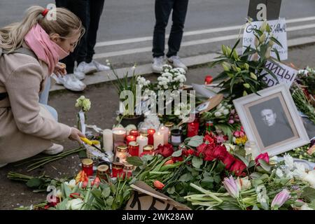 Berlin, Deutschland. Februar 2024. Nach dem Tod des russischen Oppositionsführers Alexej Nawalny zündet eine Frau Kerzen an einer provisorischen Gedenkstätte vor der russischen Botschaft in Berlin an. (Foto: Nicholas Müller/SOPA Images/SIPA USA) Credit: SIPA USA/Alamy Live News Stockfoto