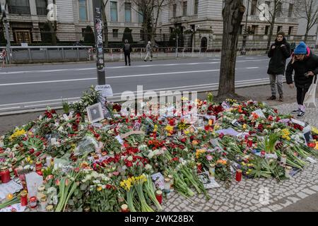 Berlin, Deutschland. Februar 2024. Blumen in einer provisorischen Gedenkstätte vor der russischen Botschaft in Berlin nach dem Tod des russischen Oppositionsführers Alexej Nawalny. Quelle: SOPA Images Limited/Alamy Live News Stockfoto