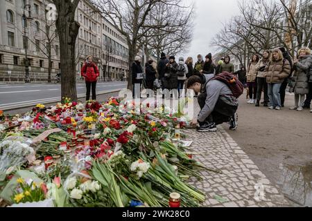 Berlin, Deutschland. Februar 2024. Ein Mann platziert Blumen an einer provisorischen Gedenkstätte vor der russischen Botschaft in Berlin nach dem Tod des russischen Oppositionsführers Alexej Nawalny. Quelle: SOPA Images Limited/Alamy Live News Stockfoto
